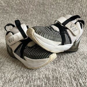Nike LeBron Witness 7 VII Sneakers Size 13C Black White Classic Little Boy